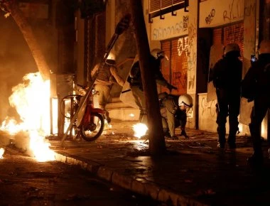 Τα αίματα... άναψαν εκ νέου στα Εξάρχεια - Κουκουλοφόροι πετούσαν μολότοφ επί μία ώρα κατά των ΜΑΤ!
